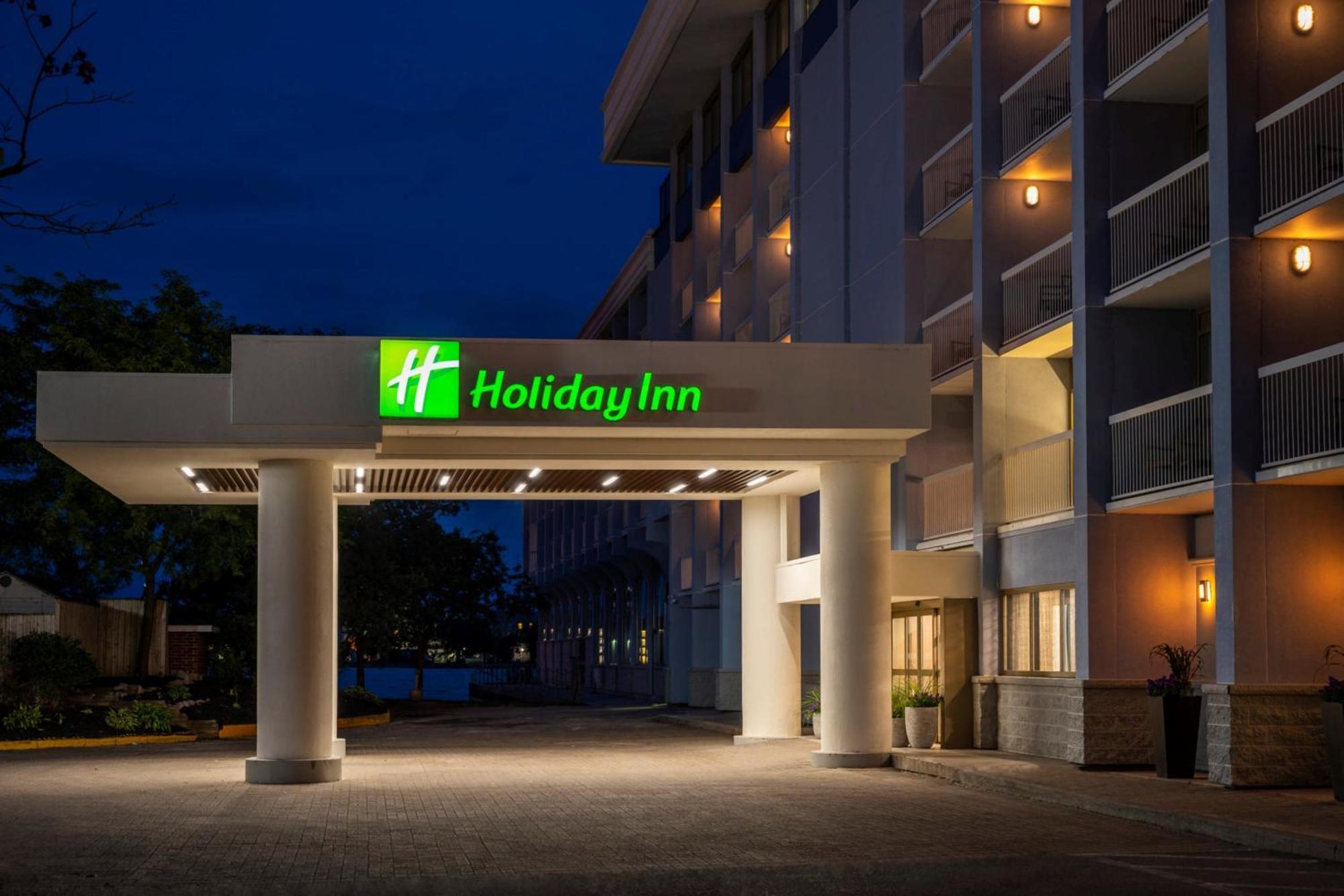 Holiday Inn & Suites Richmond West End Exterior photo